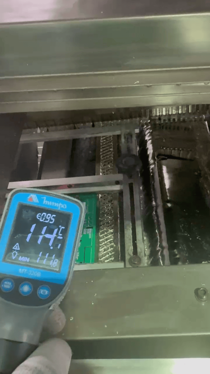 Uma imagem contendo no interior, mesa, máquina, prata O conteúdo gerado por IA pode estar incorreto.